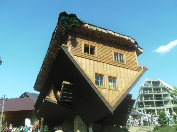 Szymbark: Dom do Góry Nogami
