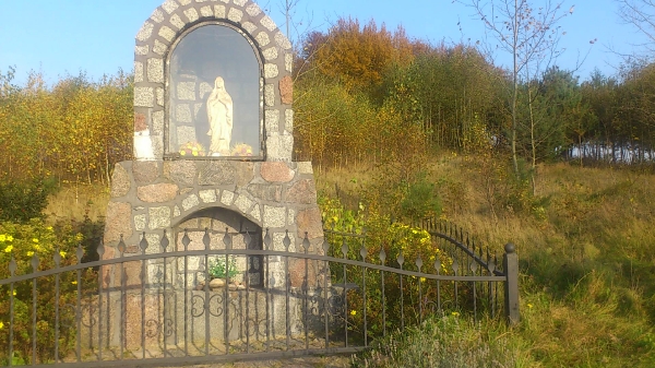 Kapliczka na trasie rowerowej w miejscowości Pierszczewo
