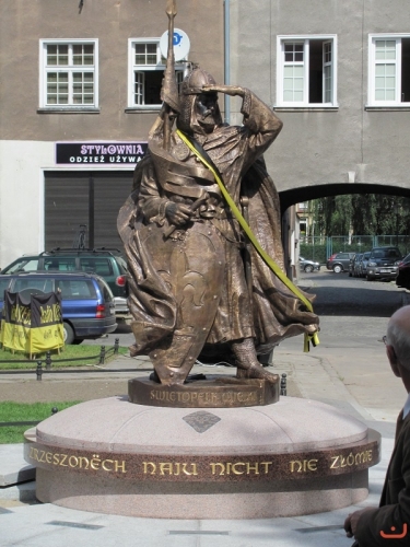 Pomnik Świętopełka II Wielkiego przy ulicy Szerokiej w Gdańsku z napisem: 