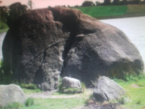 Kamień Diabelski -  nad jeziorem Kamiennym koło Mirachowa