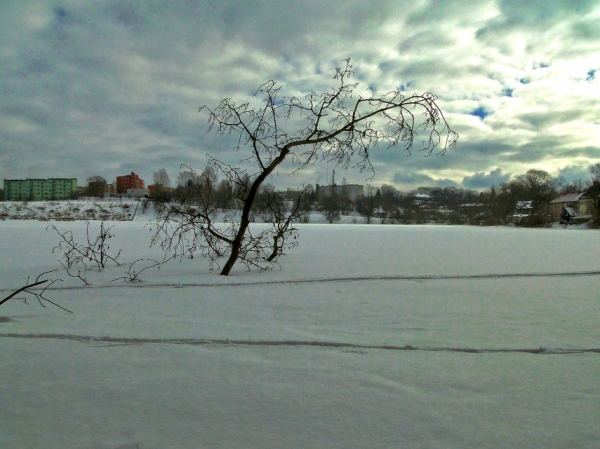 Jezioro Klasztorne w śnieżnej pierzynce