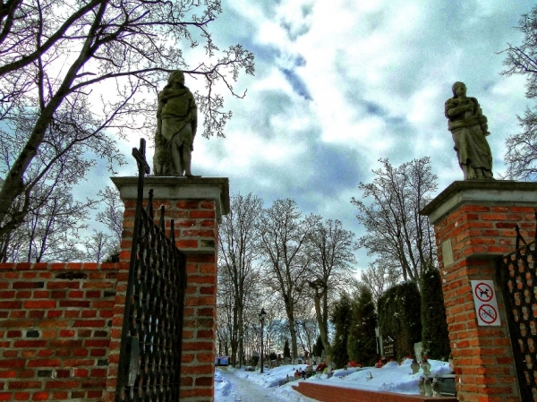 Brama na cmentarz przy kolegiacie