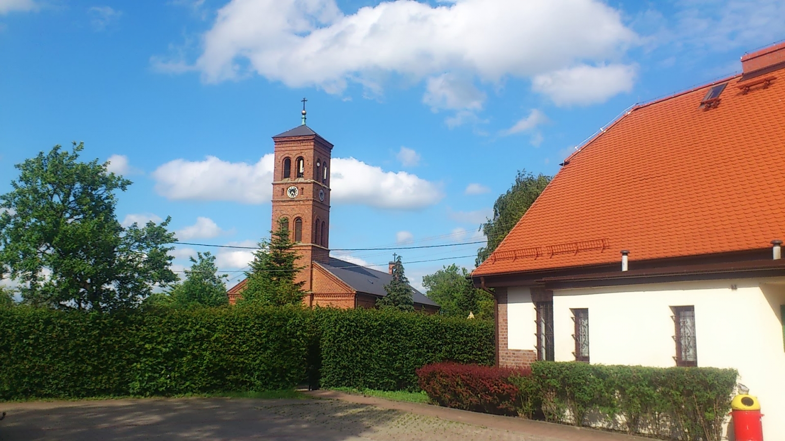 Urzad Gminy i Kościół w Chmielnie